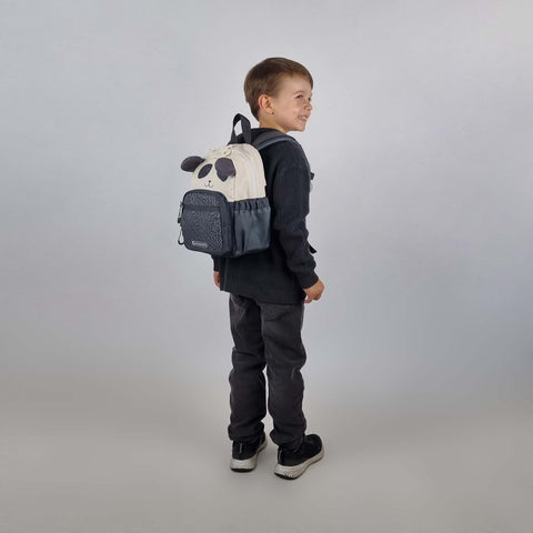 Junge trägt den Kids Mini Rucksack Panda von Schneiders Vienna