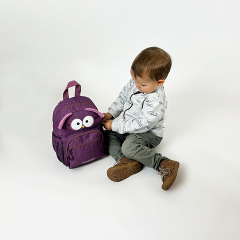 Junge spielt mit Kids Mini Rucksack Pixie the Owl von Schneiders Vienna
