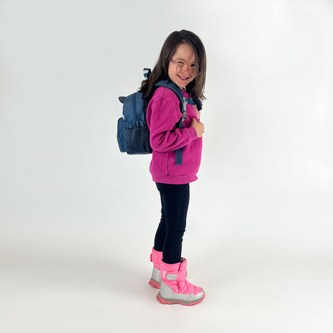 Mädchen trägt Kids Mini Rucksack Rocky Racoon von Schneiders Vienna auf dem Rücken