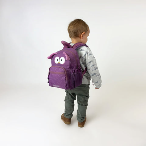 Junge trägt Kids Mini Rucksack Pixie the Owl von Schneiders Vienna auf dem Rücken