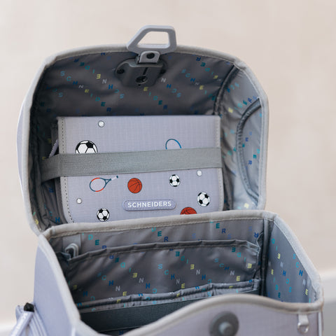 Graue Jungenschultasche „Sport Star“ von Schneiders, Modell Ergolite, mit ergonomischem Design, gepolsterten Trägern und mehreren Fächern für optimale Organisation.
