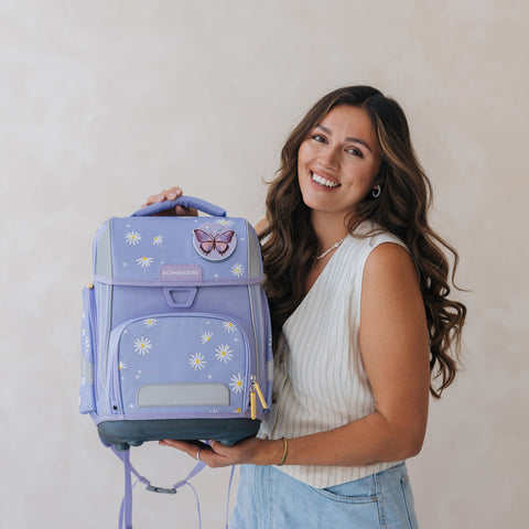 Anna Maria Damm trägt die ergonomische Schneiders Schultasche Daisy, eine moderne und bequeme Schulranzen für Mädchen.
