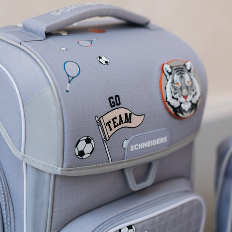 Graue Jungenschultasche „Sport Star“ von Schneiders, Modell Ergolite, mit ergonomischem Design, gepolsterten Trägern und mehreren Fächern für optimale Organisation.