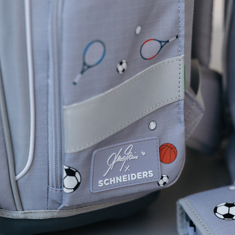 Graue Jungenschultasche „Sport Star“ von Schneiders, Modell Ergolite, mit ergonomischem Design, gepolsterten Trägern und mehreren Fächern für optimale Organisation.