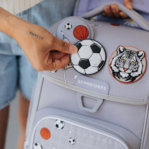 Graue Jungenschultasche „Sport Star“ von Schneiders, Modell Ergolite, mit ergonomischem Design, gepolsterten Trägern und mehreren Fächern für optimale Organisation.