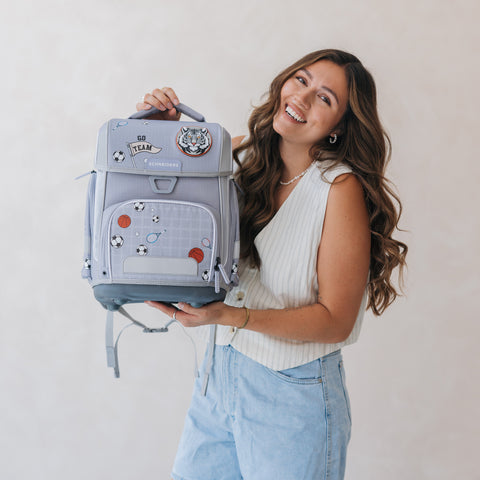 Anna Maria Damm trägt die ergonomische Schneiders Schultasche Sport Star, einen moderne und bequemen Schulranzen.