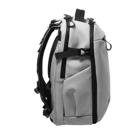 Funktionaler Rucksack Element in der Farbe Light Grey von Walker. Der erweiterbare Rucksack verfügt über eine PU Beschichtung und über eine 180° Öffnung.