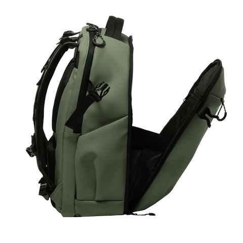 Funktionaler Rucksack Element in der Farbe Olive von Walker. Der erweiterbare Rucksack verfügt über eine PU Beschichtung und über eine 180° Öffnung.