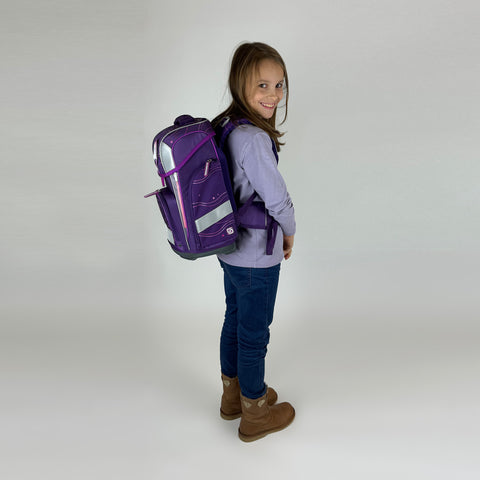 Frau trägt Ergolite Mädchen Schultasche Purple Dream auf dem Rücken