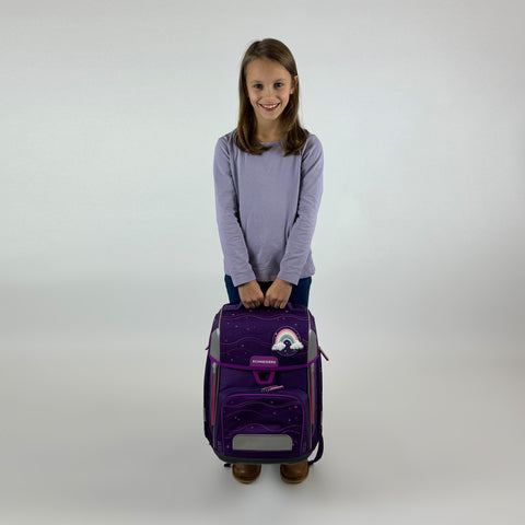 Mädchen hält Ergolite Mädchen Schultasche Purple Dream in den Händen
