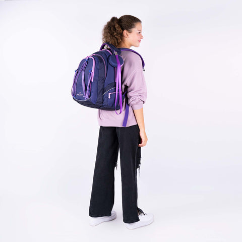 Mädchen trägt Mädchen Schulrucksack Fame Twist von Walker auf dem Rücken