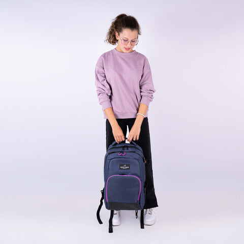 Der Mädchenrucksack von Walker in der Farbe blau mit roa Details ist der perfekte Begleiter sowohl für den Alltag als auch für die Schule. Rucksack online kaufen.