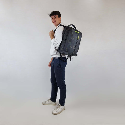 Junge trägt den Elite 2.0 Rucksack von Walker in der Farbe Green Polygon auf dem Rücken. 