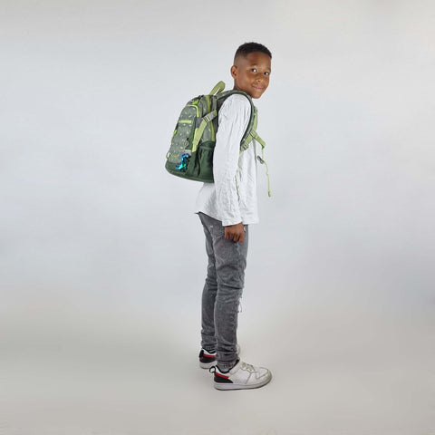 Junge mit einem Rhino Dino Kinder-Rucksack