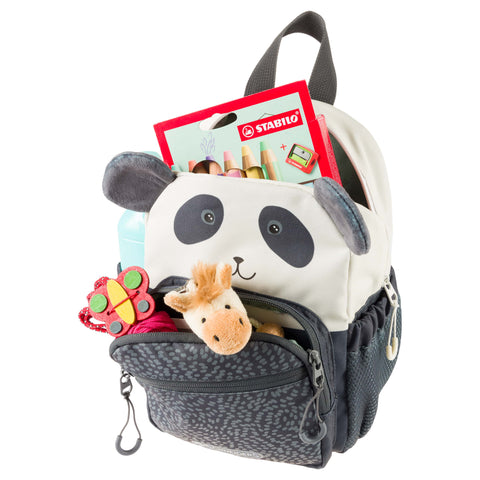 Im Mini Rucksack Panda von Schneiders hat alles seinen Platz. Genug Volumen für Spielsachen, Jausenbox, Trinkflasche und co.