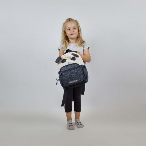 Mädchen hält Kids Mini Rucksack Panda von Schneiders Vienna in den Händen