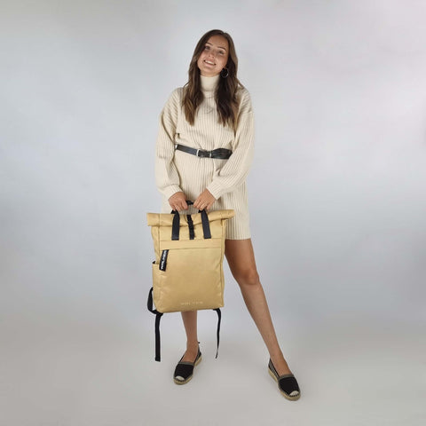 Aufrollbarer Lifestyle Rucksack Classic Roll Top Apricot von Walker Streetwear. Hochwertiger und ergonomischer Rucksack. Praktische Rucksäcke für Mädchen und Frauen online kaufen.