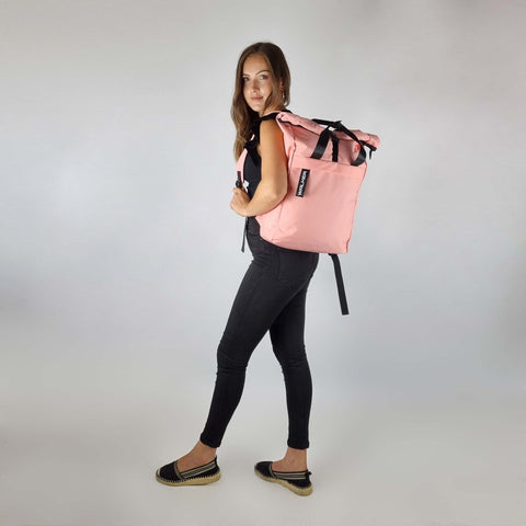 Classic Rucksack Roll Top Pink Sand in der Farbe rosa von Walker Streetwear. Aufrollbarer, ergonomischer Rucksack für jeden Anlass. Praktische Alltagsrucksäcke für Frauen und Mädchen jetzt online bestellen.