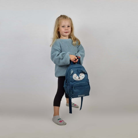 Mädchen hält Kids Mini Rucksack Wolf von Schneiders Vienna in den Händen